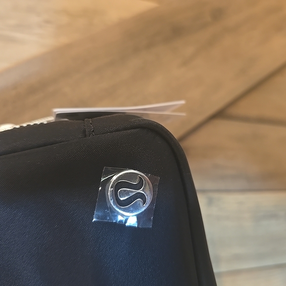 Lululemon Everywhere Crossbody Purse With Metal Hardware NWT - Picture 6 of 11